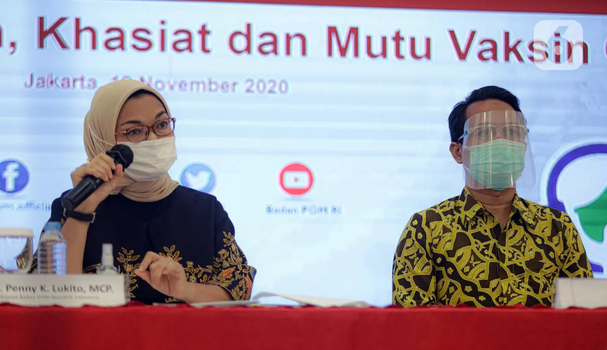 Kepala BPOM Penny K Lukito (kiri) menyampaikan keterangan terkait vaksin COVID-19 di Gedung BPOM, Jakarta, Kamis (19/11/2020). Penny mengatakan Emergency Use of Authorization (EUA) vaksin COVID-19 Sinovac diharapkan bisa keluar pada minggu ketiga/keempat Januari 2021. (Liputan6.com/Faizal Fanani)