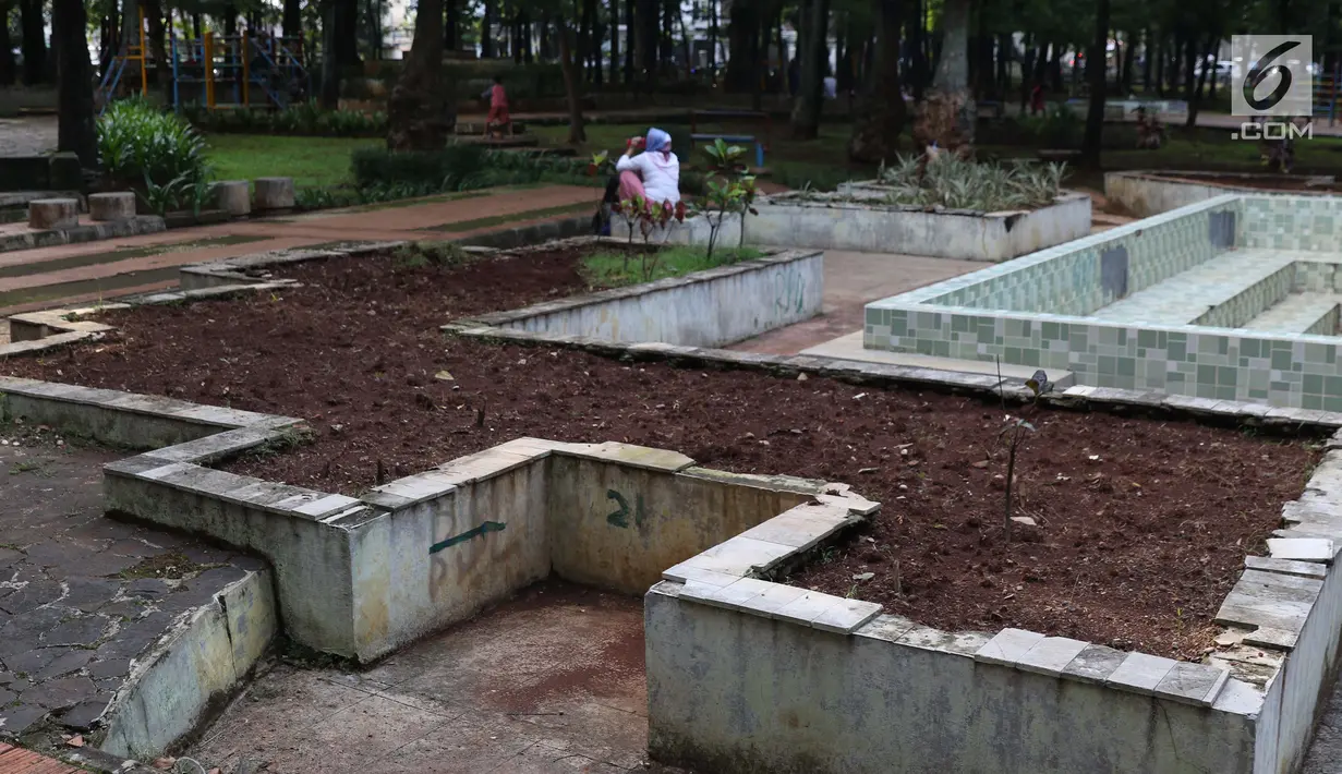 Warga beraktivitas di area Taman Puring , Jakarta, Jumat (11/1). Tahun 2019, Pemprov DKI Jakarta berencana merevitalisasi lima taman, salah satunya Taman Puring di Jakarta Selatan. (Liputan6.com/Helmi Fithriansyah)