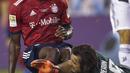 Pemain Bayern Munchen, Kwasi Okyere (kiri) berebut bola dengan kiper Juventus, Mattia Perin pada laga International Champions Cup 2018 di Lincoln Financial Field, Philadelphia, (25/7/2018). Juventus menang 2-0. (AFP/Eduardo Munoz Alvarez)