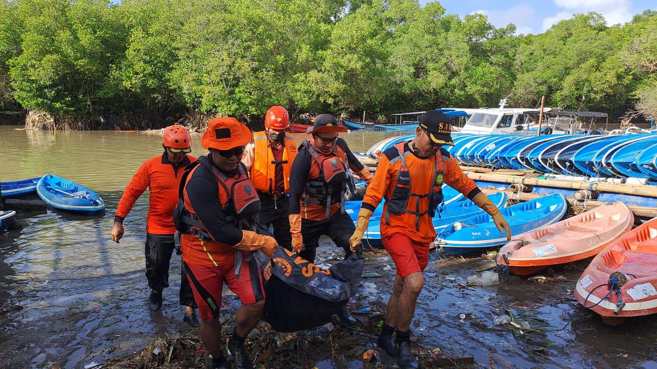 Tim SAR gabungan melakukan evakuasi kepada korban banjir Bali, Kamis (11/9)