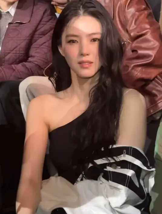 Hadiri di pertunjukkan busana pria, Han So Hee tampil slay dengan outfit serba hitam [@xeesoxee_twfan]