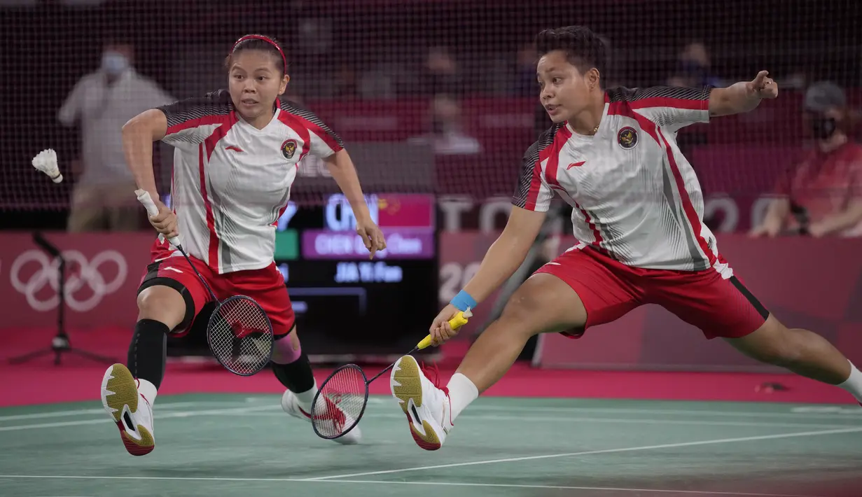 Ganda putri Indonesia Greysia Polii dan Apriyani Rahayu bermain melawan Chen Qing Chen dan Jia Yi Fan dari China pada final badminton ganda putri Olimpiade Tokyo 2020 di Musashino Forest Sport, Senin (2/8/2021). Greysia / Apriyani menang 21-19 dan 21-15. (AP Photo/Dita Alangkara)
