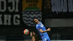 Pemain Persib, Vujovic (kanan) berebut bola dengan pemain Mitra Kukar Marlon pada laga Torabika SC 2016 di Stadion Gelora Bandung Lautan Api, Sabtu (18/6/2016). (Bola.com/Nicklas Hanoatubun)