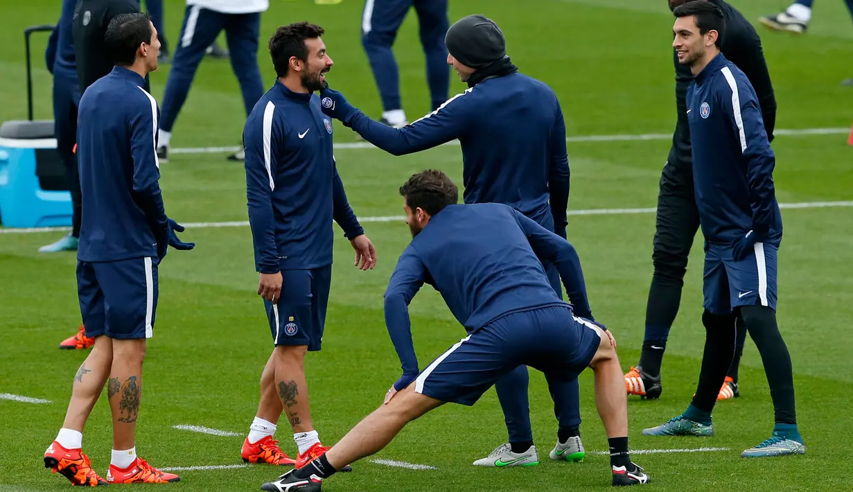 Sejumlah pemain Paris St Germain menghadiri sesi latihan di Saint-Germain-en-Laye, Paris, (20/10/2015). PSG akan bertanding melawan Real Madrid  pada babak penyisihan Grup A Liga Champions. (REUTERS/Benoit Tessier)