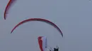 Tiga atlet Paralayang Indonesia berlatih terbang nomor Cross Country di kawasan Puncak, Cianjur, Jawa Barat, Kamis (26/7). Latihan ini mematangkan persiapan jelang laga Asian Games 2018, Agustus mendatang. (Liputan6.com/Helmi Fithriansyah)