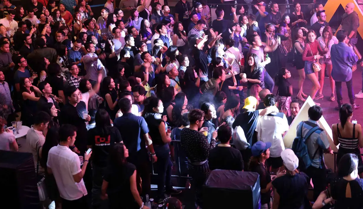 Suasana berbeda dalam festival musik genre EDM kali ini. Festival yang biasanya diselenggarakan di klub malam atau tempat tertentu, kali ini berada disebuah mall. (Deki Prayoga/Bintang.com)