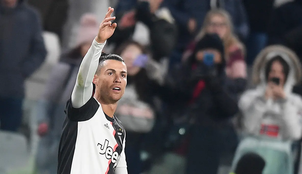 Striker Juventus, Cristiano Ronaldo merayakan gol yang dicetaknya ke gawang Parma pada lanjutan pertandingan Liga Serie A Italia di Stadion Allianz, Minggu (19/1/2020). Ronaldo memborong dua gol saat Juventus mengalahkan Parma dengan skor 2-1. (Fabio Ferrari/LaPresse via AP)