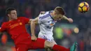 Gelandang Liverpool, James Milner, berebut bola dengan penyerang Sunderland, Duncan Watmore. Liverpool melakukan 19 kali tembakan, tujuh di antaranya mengarah ke gawang. (Reuters/Phil Noble)