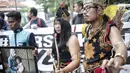 Massa aksi gerakan #BersihkanIndonesia berkostum Gatotkaca mendatangi markas TKN Jokowi-Ma'ruf Amin, Jakarta, Rabu (13/2). Mereka menantang Capres 01 Joko Widodo menjadi pahlawan yang menyelamatkan Indonesia dari bencana iklim (Liputan6.com/Faizal Fanani)