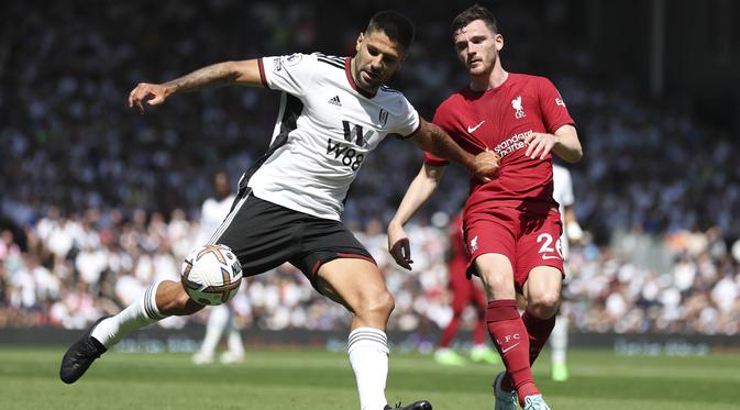 Striker Fulham, Aleksandar Mitrovic, berhasil mengukir brace atau dua gol ke gawang Liverpool pada pekan perdana Premier League. (AP/Ian Walton)