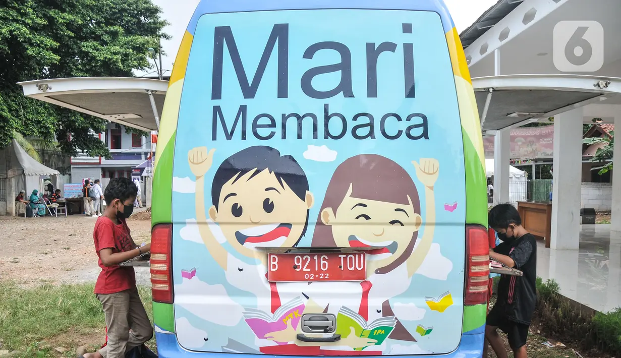 Seorang anak membaca buku di Perpustakaan Keliling kawasan Jatinegara, Jakarta, Rabu (29/9/2021). Mobil Perpustakaan Keliling yang difasilitasi Dinas Perpustakaan dan Kearsipan DKI itu merupakan sarana dan upaya pemerintah dalam meningkatkan minat baca anak sejak dini. (merdeka.com/Iqbal S Nugroho)