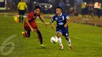 Pemain tengah PSIS Semarang Franky (kanan) memaksa Evan Dimas untuk turun membantu lini pertahanan Timnas Indonesia U19 (Liputan6.com/Helmi Fithriansyah).