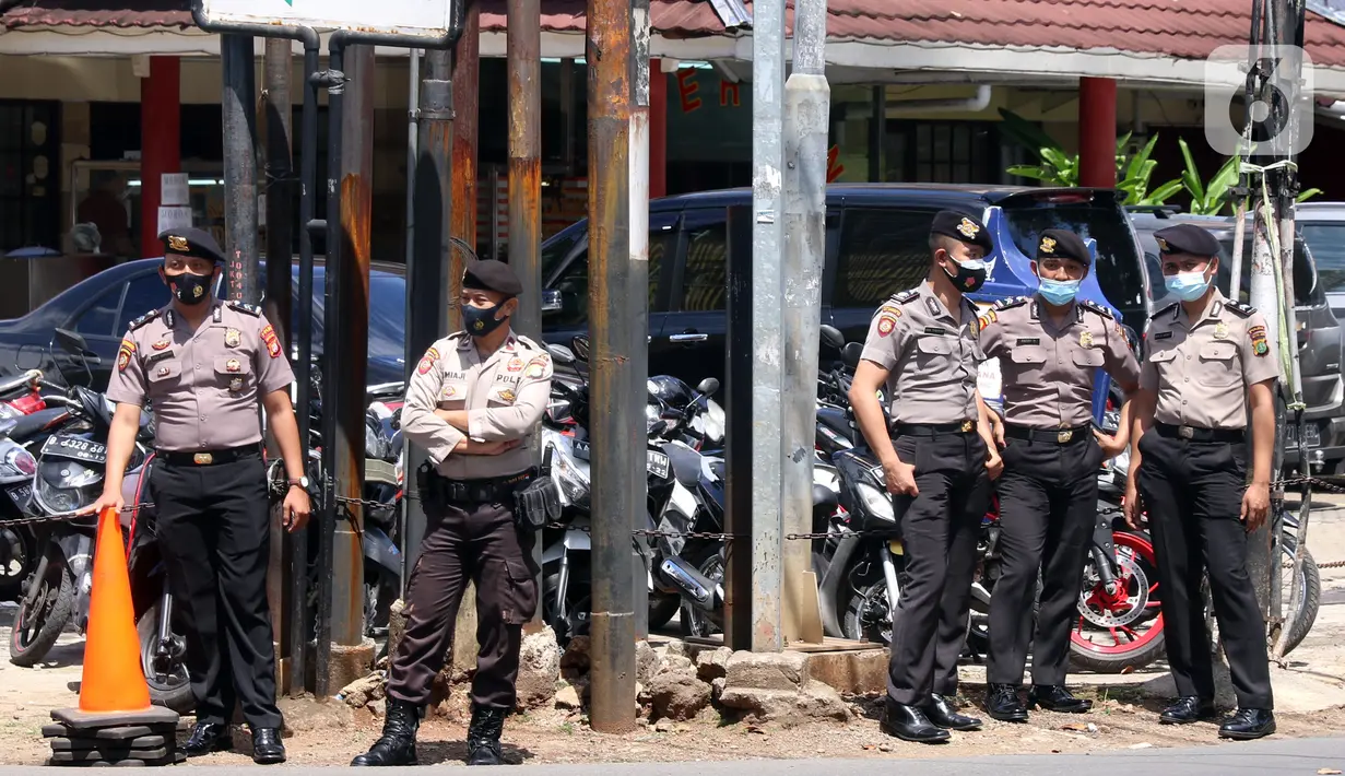 Sejumlah polisi berjaga di sekitar Pengadilan Negeri Jakarta Selatan, Senin (4/1/2021). Pengamanan ratusan aparat kepolisian dilakukan untuk mengantisipasi pergerakan masa pada saat sidang praperadilan Rizieq Shihab. (Liputan6.com/Angga Yuniar)