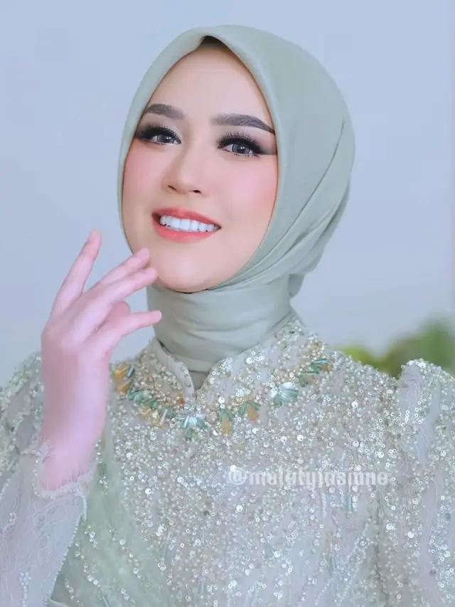 6 Gaya Lamaran-Pernikahan Happy Asmara yang Baru Terungkap, Tampil Santun Pakai Hijab