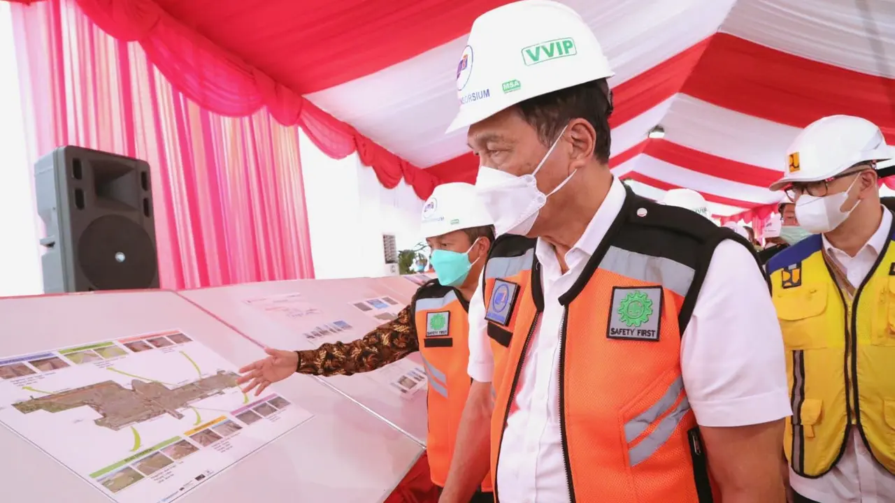 Menteri Koordinator Bidang Kemaritiman dan Investasi Luhut Binsar Panjaitan mengecek langsung pembangunan Bandara Dhoho Kediri yang merupakan Proyek Strategis Nasional (PSN). (Dok Kemenko Marves)