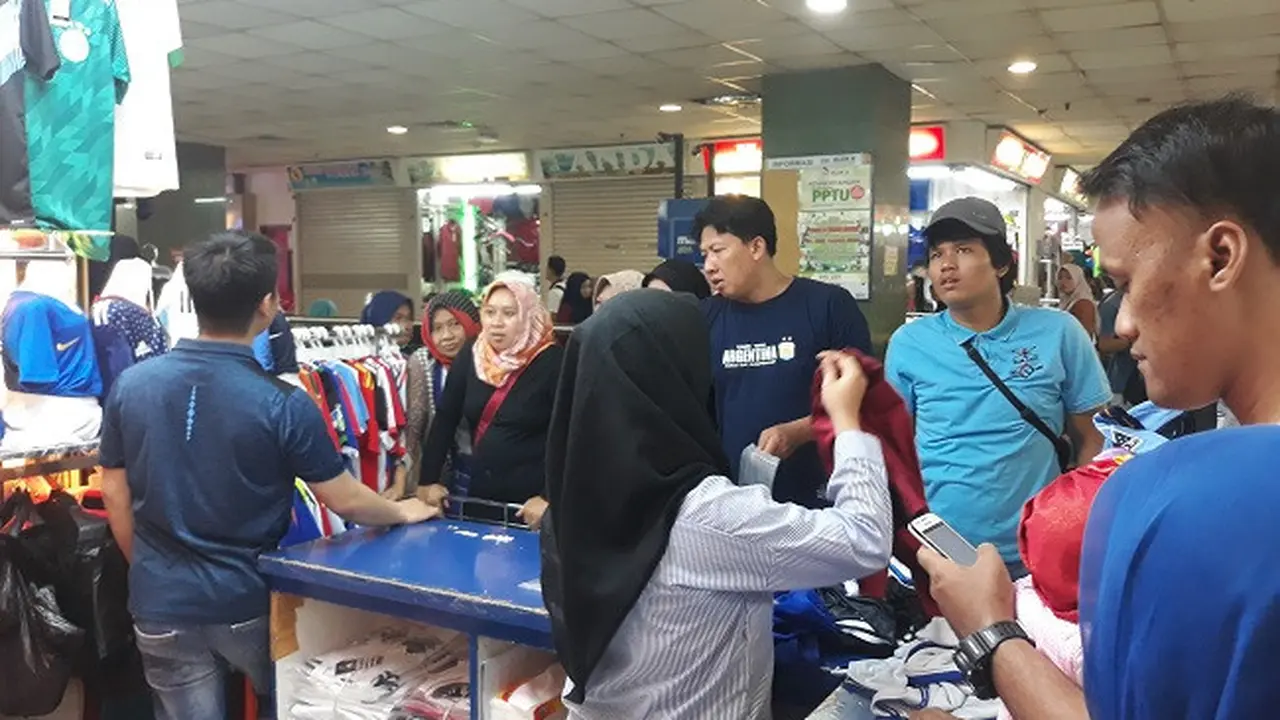 Penjual jersey di Tanah Abang ketiban untung saat piala dunia 2018 (Dok Foto: Merdeka.com/Dwi Aditya Putra)