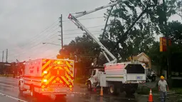 Petugas pemotong ranting dan ambulans telah tiba di lokasi usai Badai Hermine bertiup melalui Tallahassee, Florida (2/9). Pusat Topan Nasional AS mengabarkan badai itu akan semakin menguat dalam waktu 36 jam berikutnya. (REUTERS / Phil Sears)