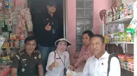 Perwakilan Bulog Cabang Ciamis, Kantor Pos, Dinas Ketahanan Pangan (DKP), Bappeda, Dinas Sosial, Kejari Garut serta unsur TNI-Polri, melakukan monev bantuan pangan beras di Desa Ciburial, Leles. (Liputan6.com/Jayadi Supriadin)