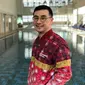 Axton Salim memakai jaket Asian Games songket Palembang