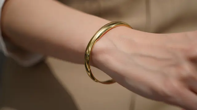 Inspirasi Gelang Emas Minimalis untuk Tabungan Sekaligus Gaya (AI)