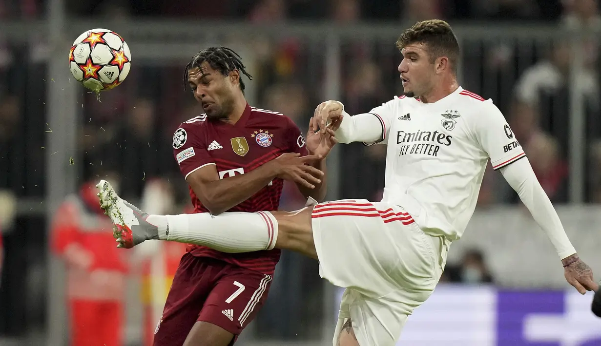 Gelandang Bayern Munchen, Serge Gnabry dan penyerang Benfica Lisbon, Darwin Nunez berebut bola pada pertandingan keempat Grup E yang dihelat di Allianz Arena, Rabu (3/11/2021) dini hari WIB. Munchen sukses menghajar Benfica dengan skor 5-2. (AP Photo/Matthias Schrader)