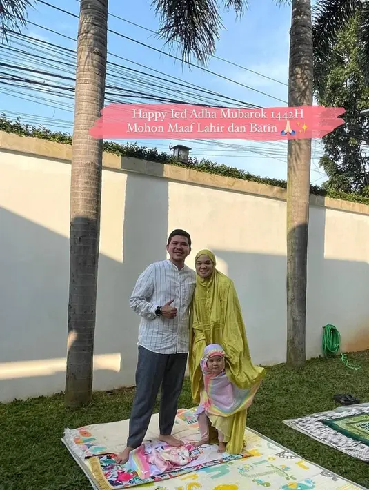 Pasangan harmonis ini selalu terlihat kompak. Tantri Namirah dan Haykal Kamil berfoto bersama usai salat di halam rumah mereka. Tantri memilih mukema berwarna kuning kehijauan. Tak ketinggalan mukena berwarna pelangi jadi pilihan tepat untuk sang putri / Foto: instagram @tantrinamirah