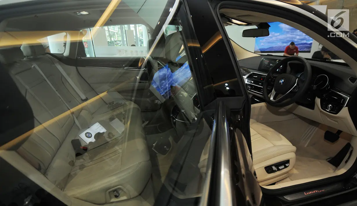 Interior dan panel dalam mobil BMW Seri 6 Gran Turismo (GT) tampak dari samping, Jakarta, Selasa (24/7). BMW Seri 6 Gran Turismo (GT) dan Seri 5 Touring memiliki desain mewah dan cocok untuk keluarga. (Merdeka.com/Dwi Narwoko)