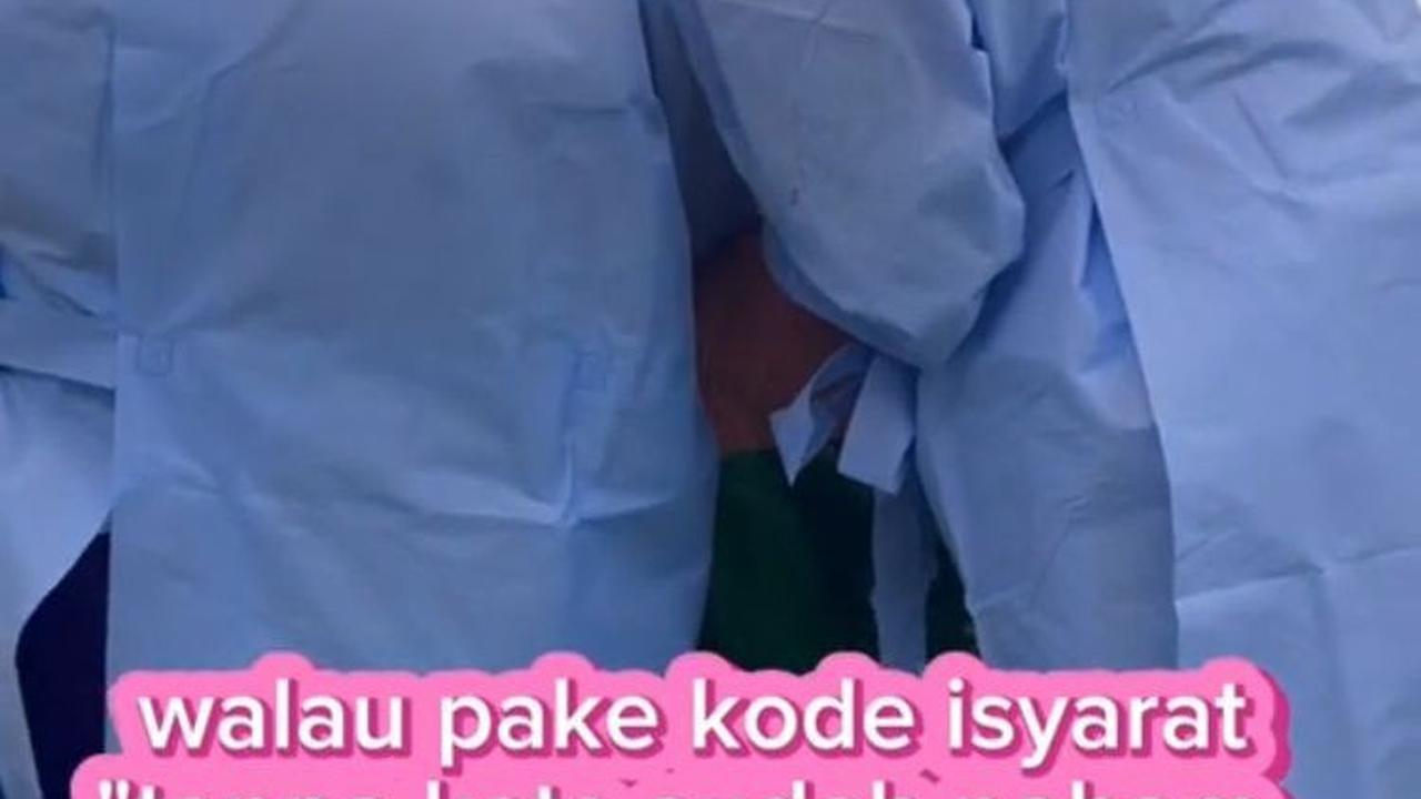 Selama operasi, walau memakai kode isyarat mereka sudah sama-sama paham dan bisa bekerja dengan lancar.