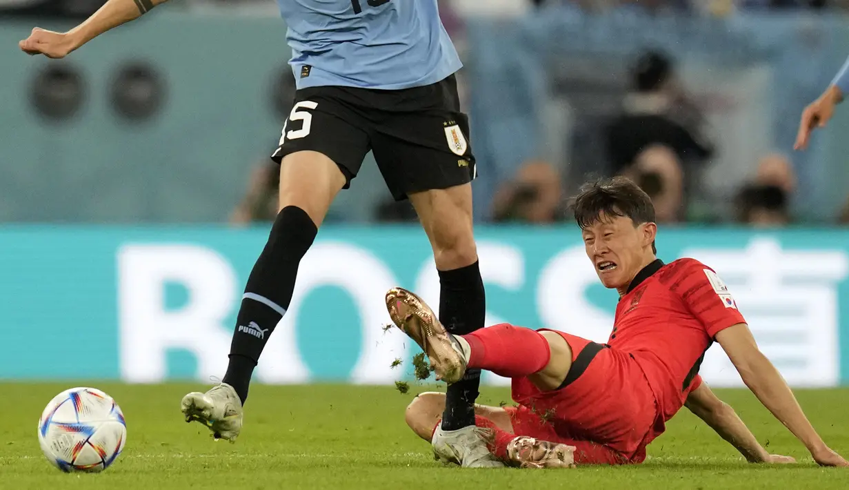 Pemain Korea Selatan, Lee Jae-sung (kanan) berusaha menghentikan laju pemain Uruguay, Federico Valverde. (AP Photo/Lee Jin-man)
