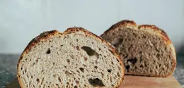 Tak perlu ke bakery, kini aroma khas sourdough bisa hadir langsung dari dapur rumah. [Dok/Pexels.com/Elle Hughes].