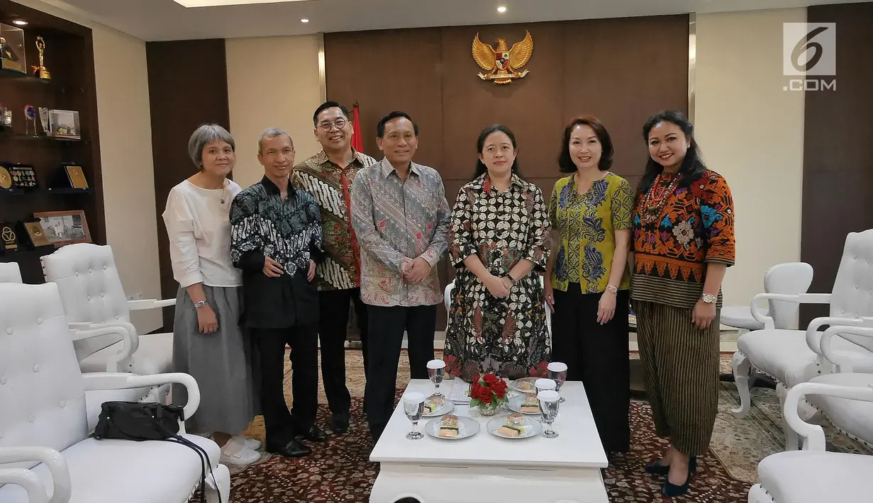 Menko PMK Puan Maharani (tiga kanan) foto bersama petinggi Emtek Grup saat berkunjung ke kantor Kemenko PMK, Jakarta, Selasa (19/2). Emtek Grup juga bekerja sama terkait bencana dan program-program Kemenko PMK. (Liputan6.com/Herman Zakharia)