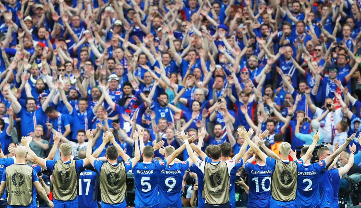 Pemain Islandia memberi hormat kepada pendukungnya setelah mengalahkan Austria 2-1 dalam laga Grup F Piala Eropa 2016 di Stade de France, Saint-Denis, (22/6/2016). (EPA/Abedin Taherkenareh)