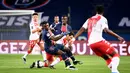 Penyerang Paris Saint-Germain (PSG), Moise Kean (kiri) berebut bola dengan penyerang AS Monaco, Wissam Ben Yedder pada laga pekan ke-26 Liga Prancis di Parc des Princes, Senin (22/2/2021) dini hari WIB. PSG menelan kekalahan di kandangnya sendiri dengan skor 0-2 atas Monaco. (FRANCK FIFE/AFP)