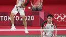 Ganda putra Indonesia Kevin Sanjaya/Marcus Gideon saat melawan pasangan India Chirag Shetty/Satwiksairaj Rankireddy pada cabang bulu tangkis Olimpiade Tokyo 2020 di Musashino Forest Sports Plaza, Tokyo, Senin (26/7/2021). Kevin/Marcus menang 21-13 dan 21-12. (AFP/Alexander Nemenov)