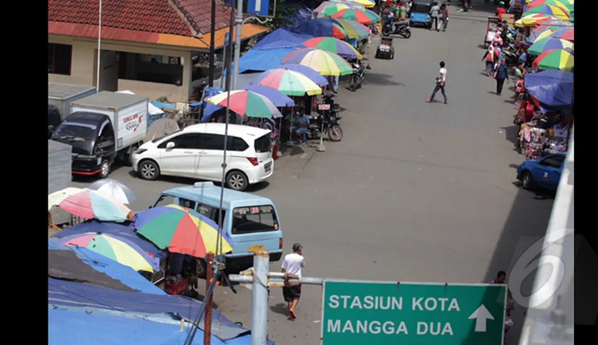 Wakil Camat Tambora, Suryanto berencana untuk menertibkan kawasan itu beserta parkir liar dengan melibatkan ratusan personel Satpol PP, Jakarta, Jumat (6/2/2015). (Liputan6.com/Faizal Fanani)