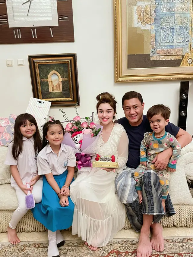 7 Potret Kejutan Ultah Nurah Syahfirah, Masih Pakai Roll Rambut Tetap Menawan