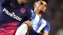 Pemain Atletico Madrid Sime Vrsaljko (kiri) berebut bola udara dengan pemain FC Porto Luis Diaz pada pertandingan sepak bola Grup B Liga Champions di Stadion Dragao, Porto, Portugal, 7 Desember 2021. Atletico Madrid menang 3-1. (AP Photo/Luis Vieira)