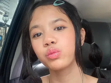 OOTD-nya yang simpel tapi sylish sangat cocok dengan Safeea. Hanya menggunakan beberapa makeup dasar seperti bedak, maskar hingga lipgloss, Safeea Ahmad sudah cantik. Masih berusia 13 tahun, Safeea belum menunjukkan ketertarikannya terjun ke dunia musik ataupun dunia seni peran. Lantaran dikenal sebagai anak musisi, sosok Safeea dari kecil hingga kini sering disorot. (Liputan6.com/IG/@shafeeamd_)