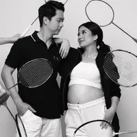 Valencia Tanoe sedang berbahagia menanti kelahiran anak pertamanya. Belum lama ini, pasangan Valencia dan Kevin Sanjaya menjalani Maternity Shoot. Berikut beberapa potretnya. Sesuai dengan tema, tampak beberapa raket untuk properti. [Instagram/valenciatanoe]