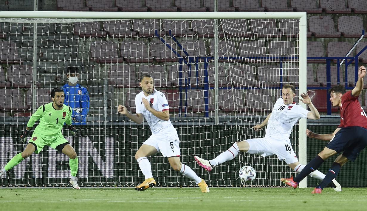 Striker Republik Ceska, Patrick Schick (kanan) melepaskan tendangan ke gawang Albania dalam laga uji coba menjelang Euro 2020 di Praha, Republik Ceska, Selasa (8/6/2021). Republik Ceska menang 3-1 atas Albania. (AFP/Michal Cizek)