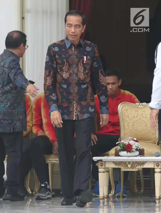 Presiden Jokowi menerima pemain Timnas U-22 Indonesia dan ofisial di Istana Merdeka, Jakarta, Kamis (28/2). Jokowi mengadakan pertemuan dengan Timnas U-22 Indonesia yang baru saja menjuarai turnamen Piala AFF U-22. (Liputan6.com/Angga Yuniar)