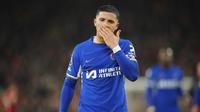 Pemain Chelsea, Enzo Fernandez , tampak kecewa setelah ditaklukkan Liverpool dalam laga Premier League 2023/2024 pekan 22 yang di Stadion Anfield, Kamis (1/2/2024). Berkat hasil ini, Liverpool pun semakin kokoh di puncak klasemen dengan perolehan poin 51. Sementara itu, Chelsea harus puas tertahan di peringkat 10 dengan poin 31. (AP Photo/Jon Super)