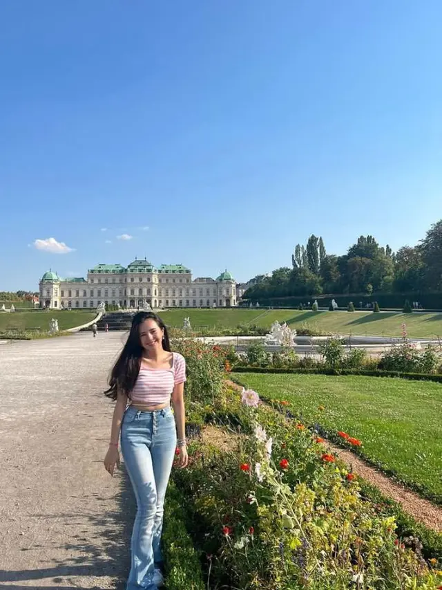 7 Gaya Seru Beby Tsabina Liburan di Vienna dengan Outfit Kekinian