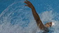I Gede Siman Sudartawa beraksi pada final Gaya Punggung Putra SEA Games 2017 di National Aquatic Centre, Kuala Lumpur, (21/8/2017). Siman meraih medali emas dengan catatan waktu 25,20 detik. (Bola.com/Vitalis Yogi Trisna)