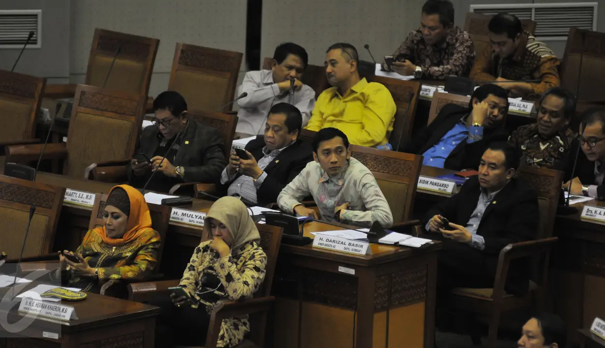 Pemandangan Sidang Paripurna terkait peraturan UP2DP, Jakarta, Selasa (23/6/2015).  Meski menuai pro-kontra, peraturan mekanisme Dana Aspirasi akhirnya disahkan DPR. (Liputan6.com/Herman Zakharia)