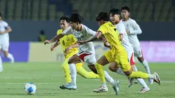 Skuad Garuda Muda takluk dengan skor 0-1 dari Timnas Malaysia dalam laga yang berlangsung di Gelora Joko Samudro, Gresik, Jawa Timur. (Bola.com/M Iqbal Ichsan)