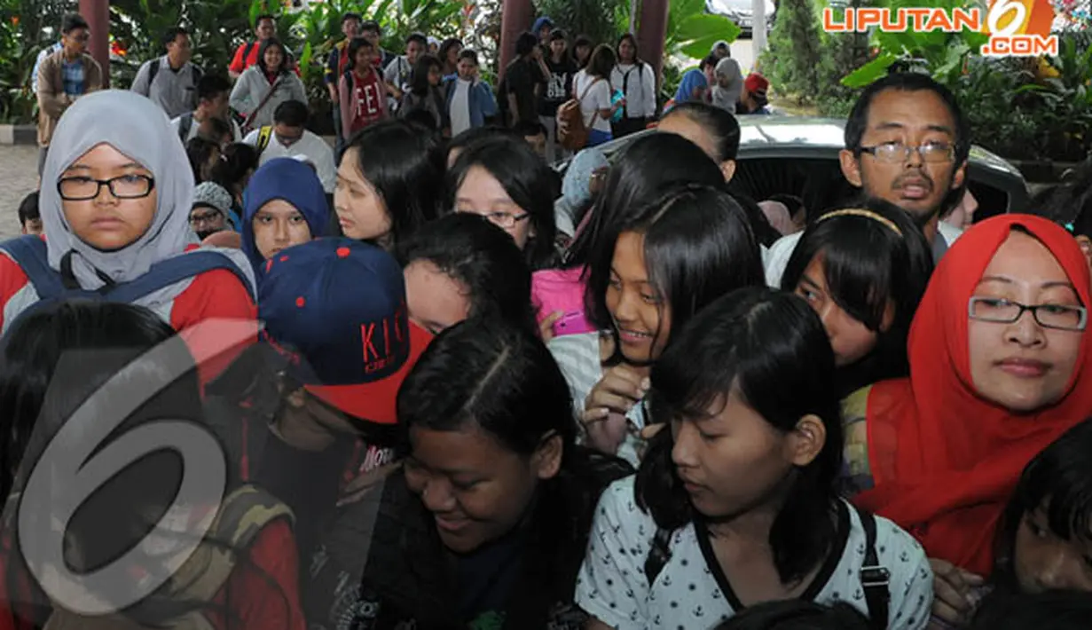 Mereka rela berdesakan untuk melihat penampilan idola mereka Cherrybelle tampil bersama di film yang mengambil setting di Australia dan Indonesia itu, Sabtu (12/4/2014) (Liputan6.com/Herman Zakharia).