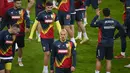 Penyerang Rumania Alexandru Mitrita (depan tengah) mengambil bagian dalam sesi latihan di Hamburg, Jerman, Kamis (7/10/2021). Timnas Rumania akan menantang Jerman dalam laga lanjutan Grup J Kualifikasi Piala Dunia 2022 zona Eropa di Volksparkstadion, Sabtu dini hari WIB. (John MACDOUGALL/AFP)