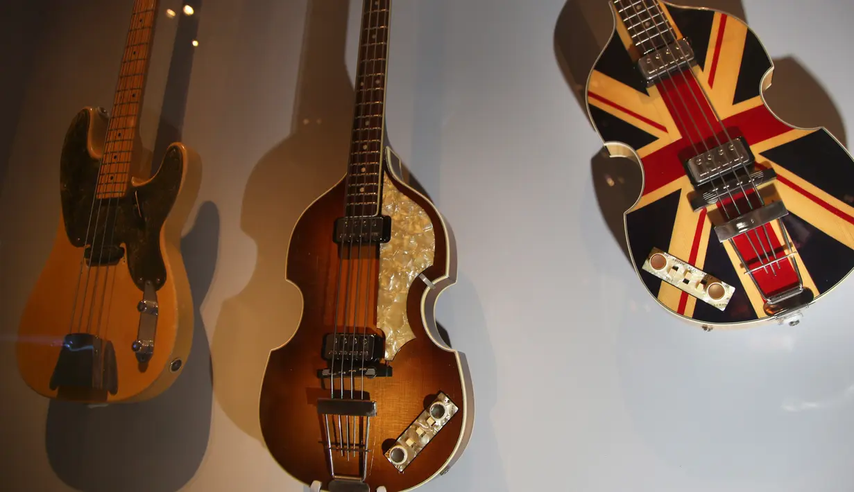 Gitar, termasuk bass yang  digunakan oleh Paul McCartney untuk merayakan 'Diamond Jubilee' Ratu Elizabeth pada pameran Play It Loud: Instruments of Rock & Roll di Metropolitan Museum of Art di New York, 1 April 2019. Pameran ini dibuka untuk umum mulai 8 April hingga 1 Oktober 2019. (AP/Seth Wenig)