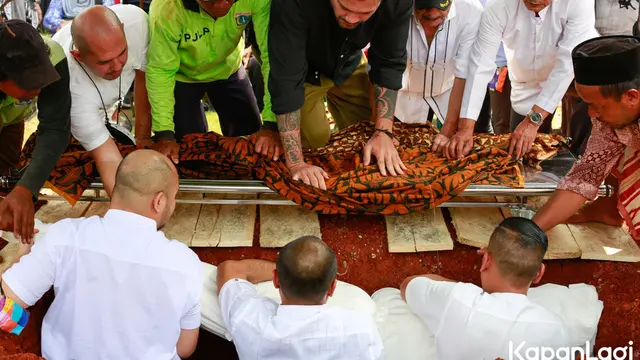 Pemakaman Ibunda Tora Sudiro